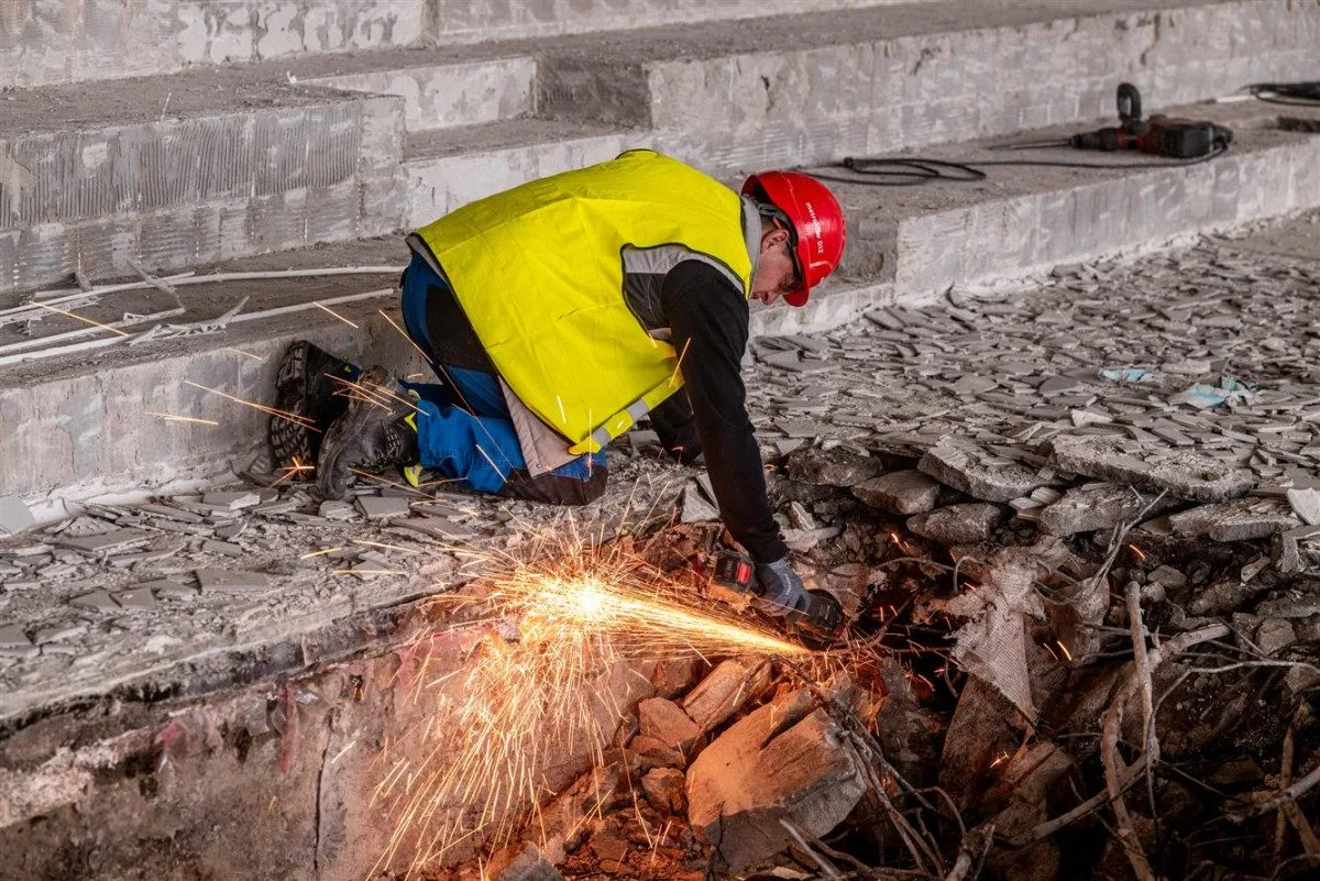 FOTO: V jihlavském bazénu E. Rošického pracuje bagr, dírou je vidět o patro níže