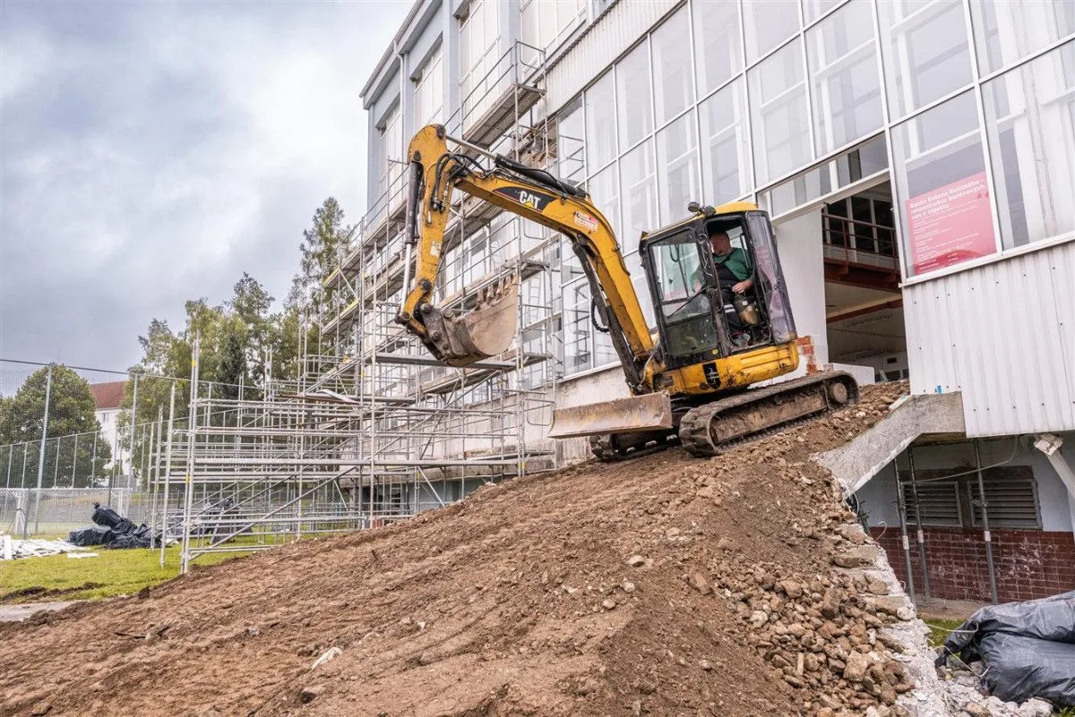 FOTO: V jihlavském bazénu E. Rošického pracuje bagr, dírou je vidět o patro níže