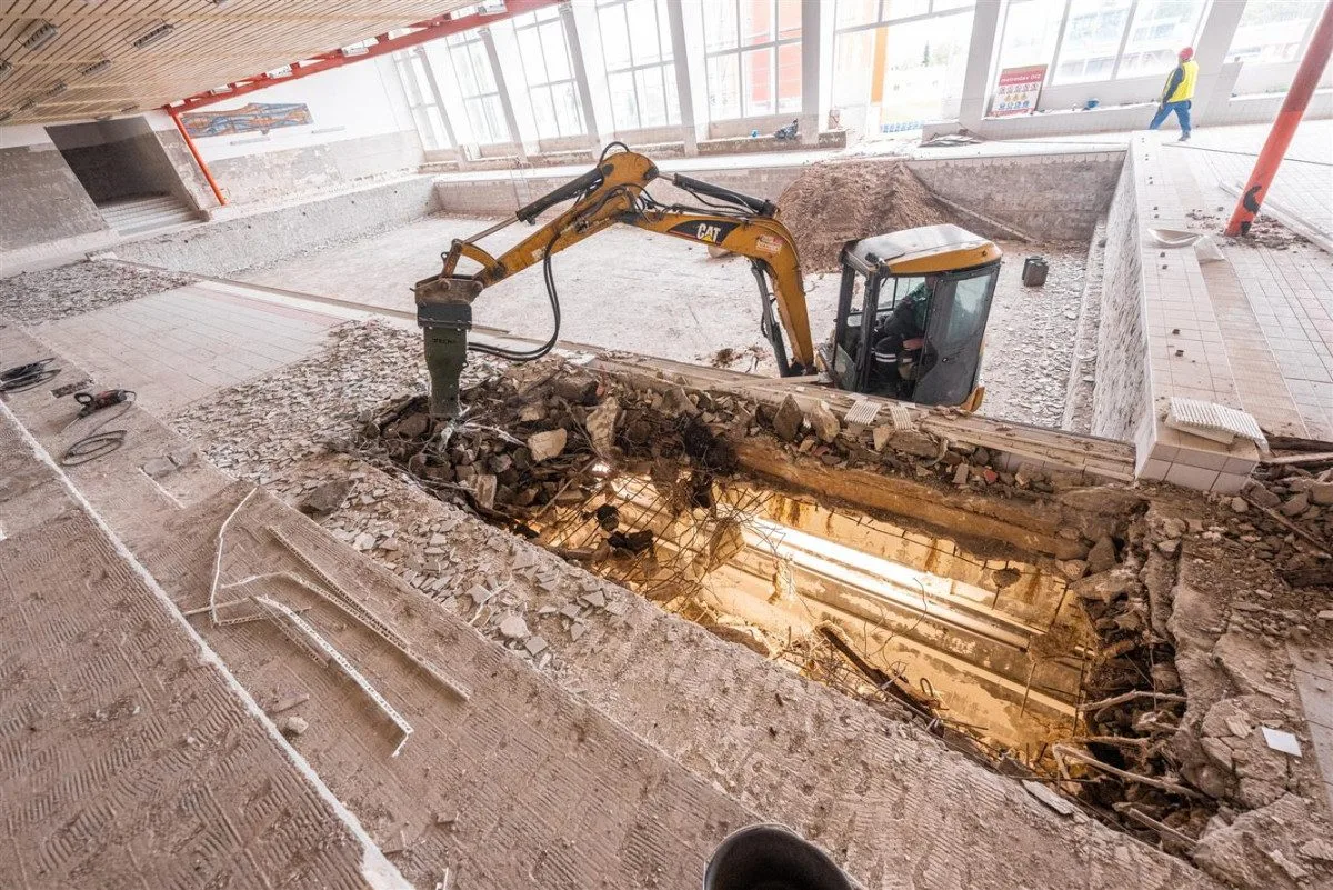 FOTO: V jihlavském bazénu E. Rošického pracuje bagr, dírou je vidět o patro níže