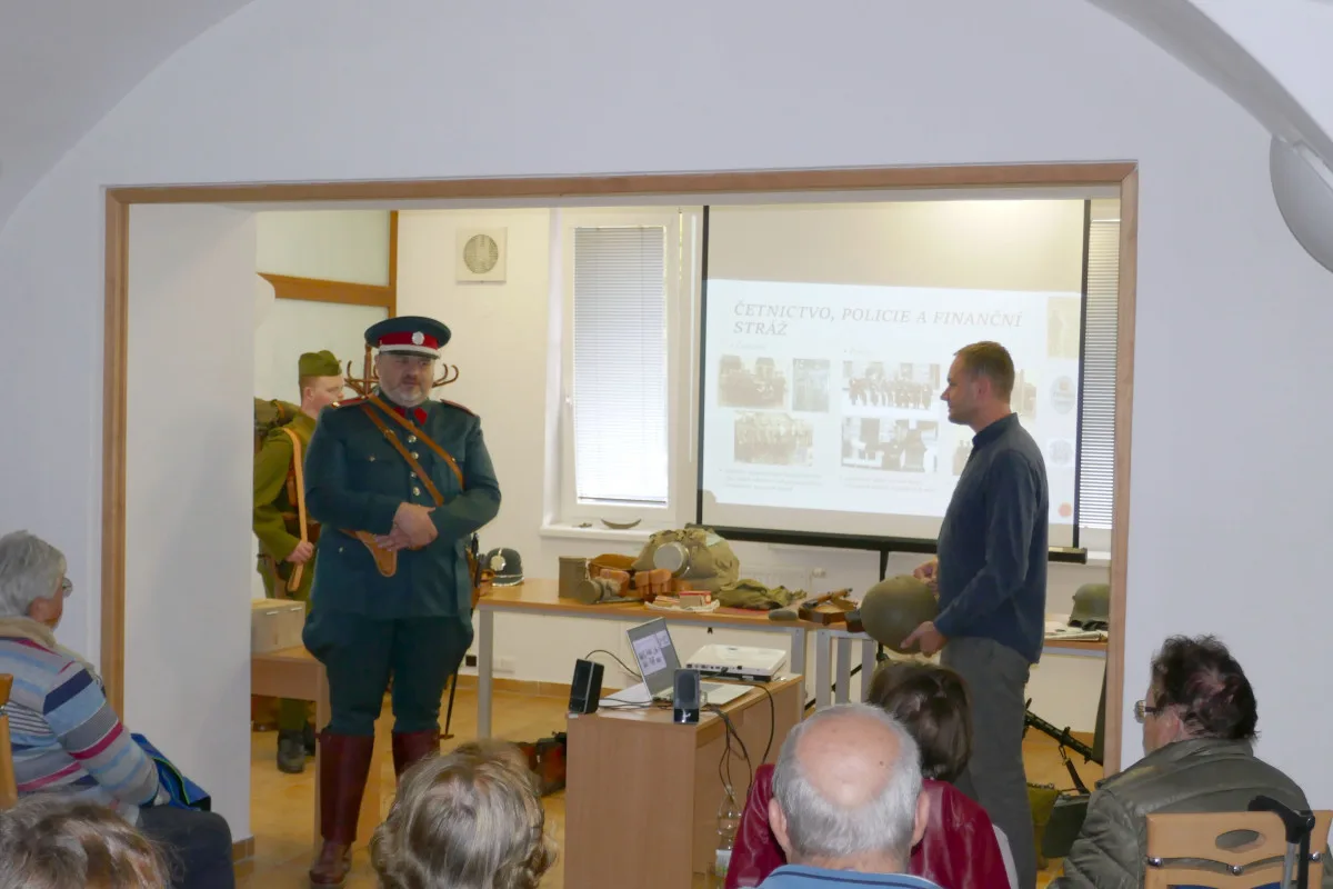 FOTO: V Lukách se vyprávělo o konci první republiky, lidé viděli i dobové uniformy. Foto: Se svolením Tomáše Bartuška