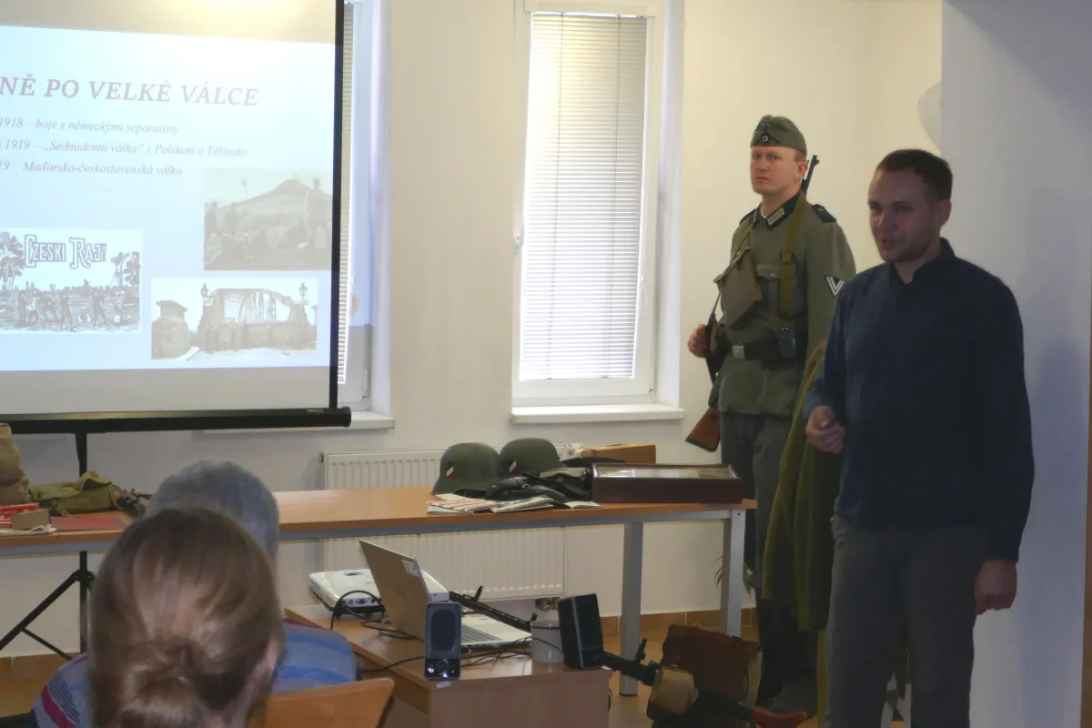 FOTO: V Lukách se vyprávělo o konci první republiky, lidé viděli i dobové uniformy