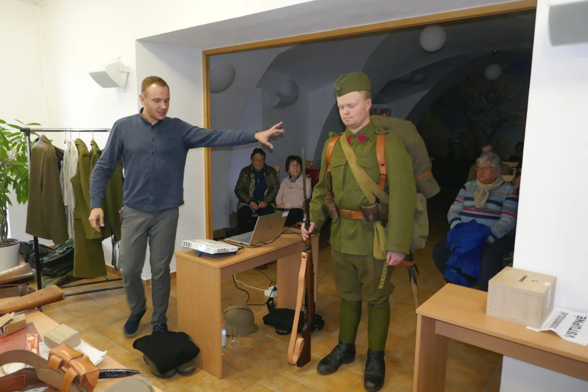 FOTO: V Lukách se vyprávělo o konci první republiky, lidé viděli i dobové uniformy