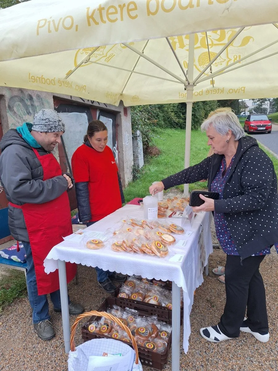 FOTO: Letošní charitativní sbírka Koláč pro hospic byla úspěšná. Nezbyl ani jediný