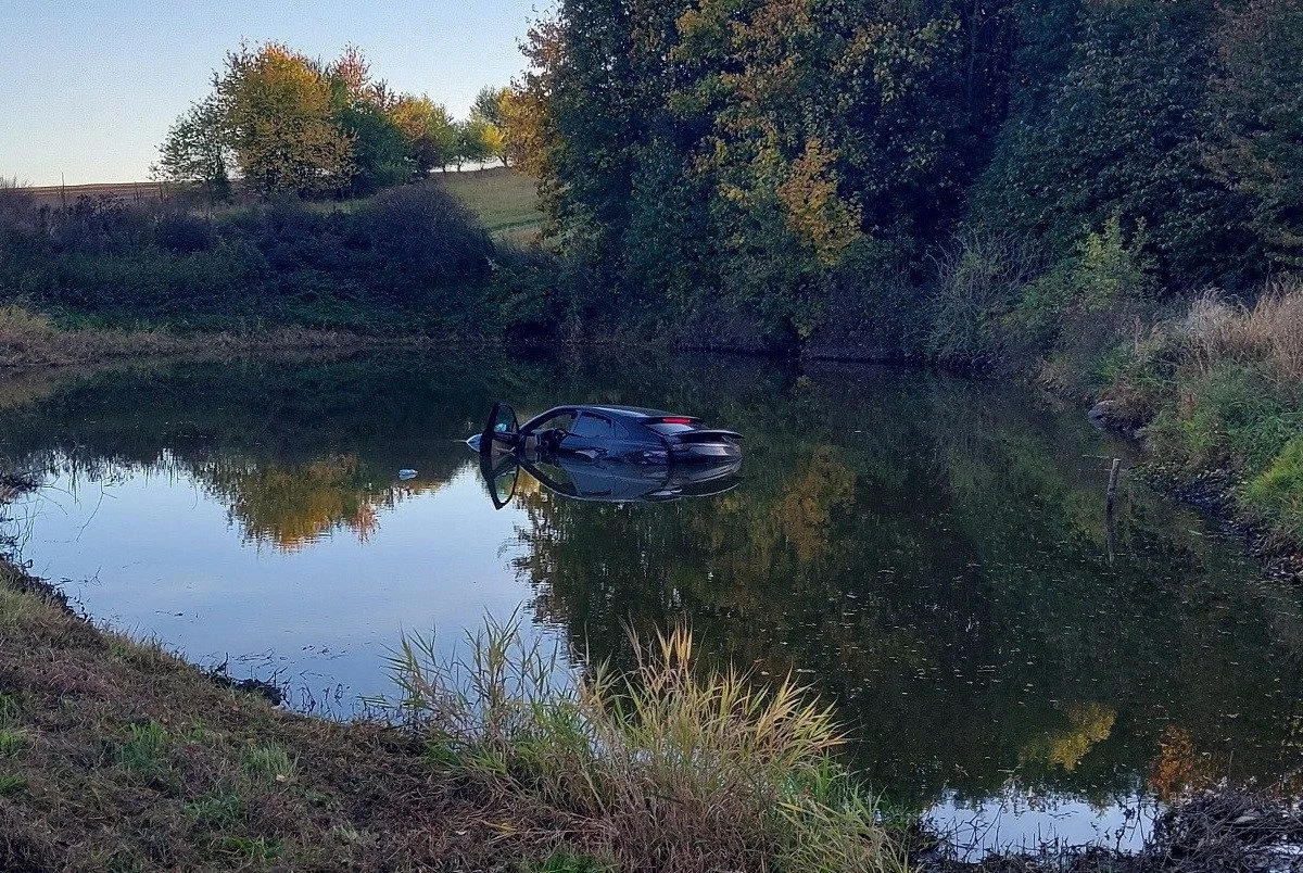 Kuriozní havárie na Žďársku: Porsche skončilo v rybníku, škoda je sedm set tisíc. Foto: Se svolením Policie ČR