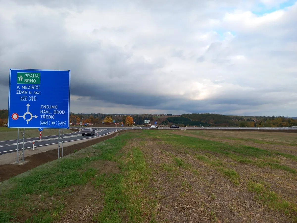 FOTO: Jihovýchodní obchvat Jihlavy se otevírá, řidiči ho mohou využívat v celé délce