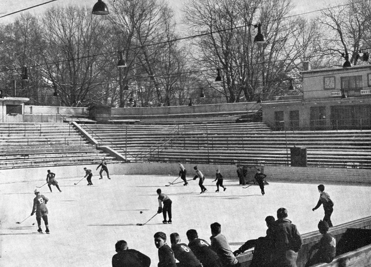 Od zahájení provozu stadionu využívaly ledovou plochu žákovské hokejové týmy z Jihlavy i okolí. Foto: Poskytl Stanislav Jelínek