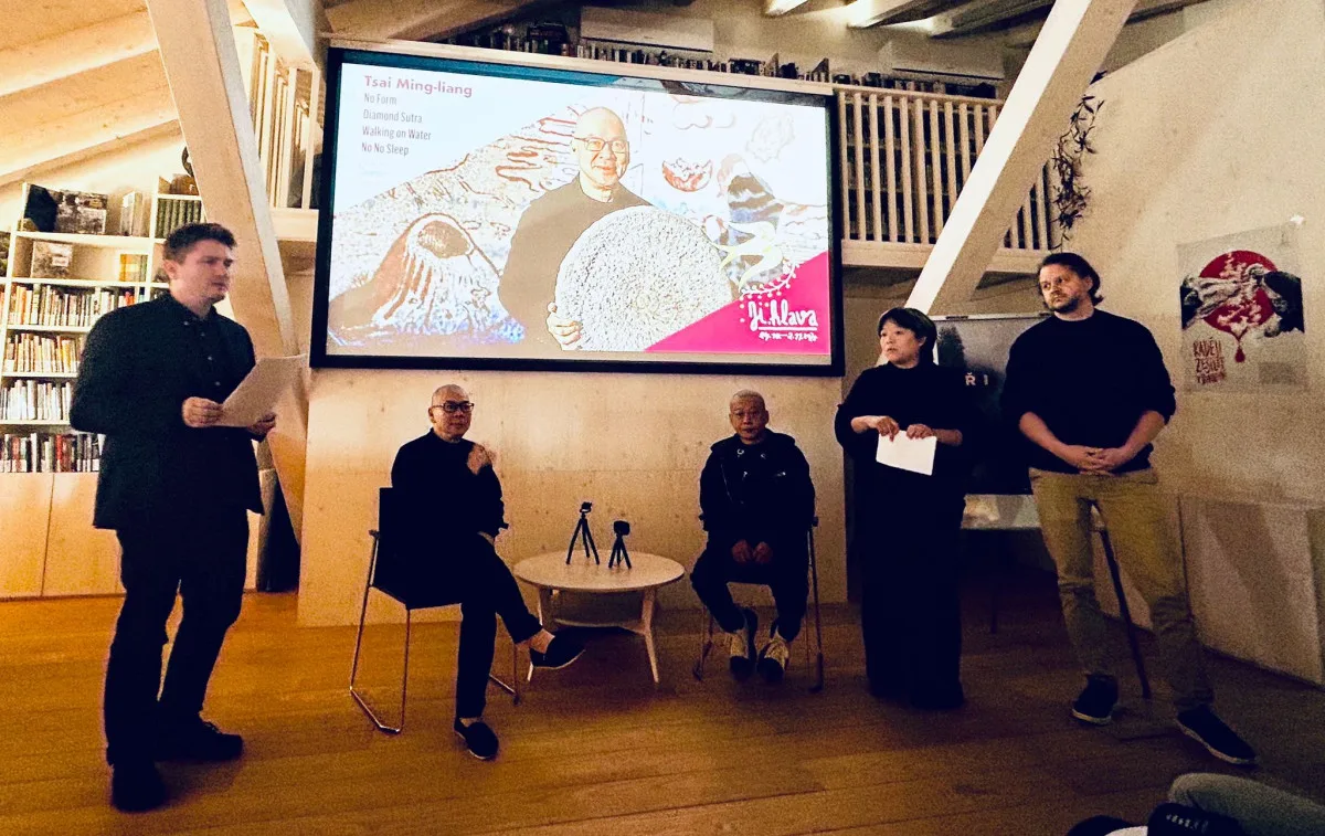 Zleva: Marek Hovorka, Tsai Ming-liang, Lee Kang-Sheng, tlumočnice a Vít Schmarc