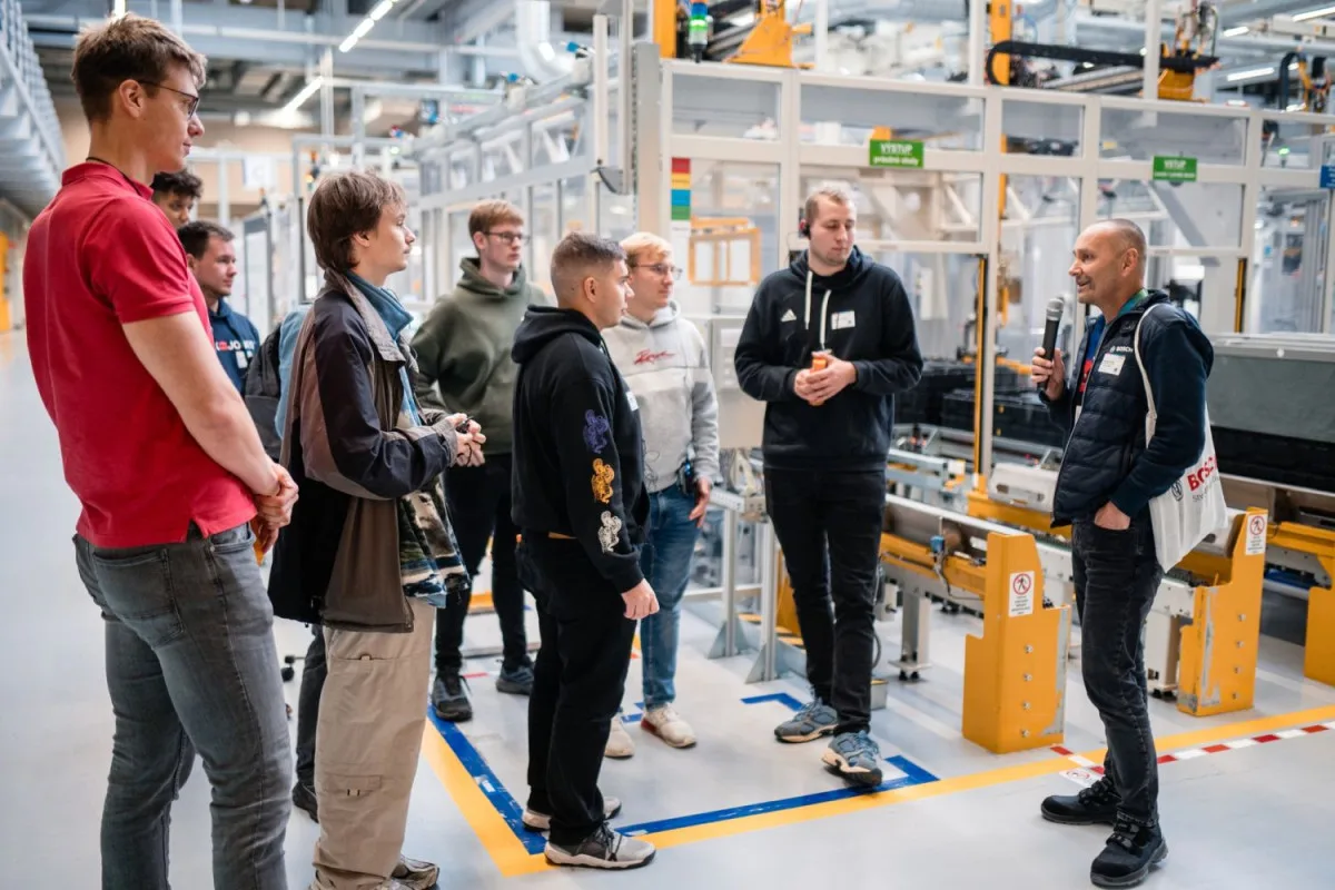 Bosch představil studentům firmu, výrobu a moderní automobilové technologie