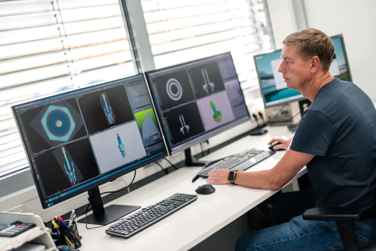 Bosch představil studentům firmu, výrobu a moderní automobilové technologie