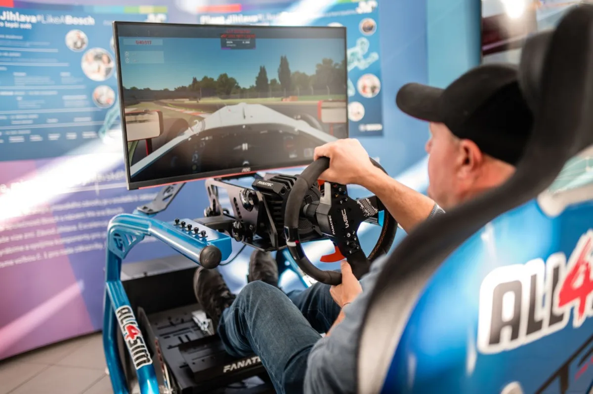 Bosch představil studentům firmu, výrobu a moderní automobilové technologie