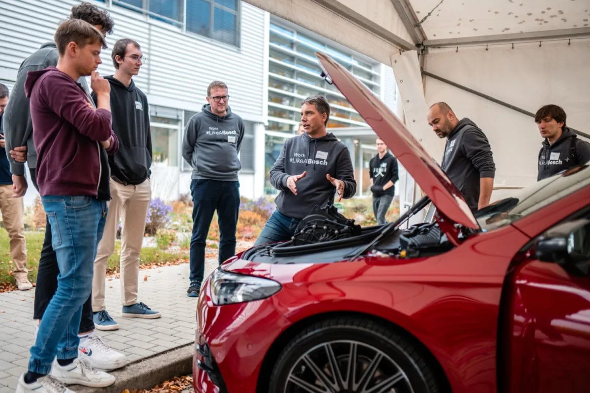 Bosch představil studentům firmu, výrobu a moderní automobilové technologie