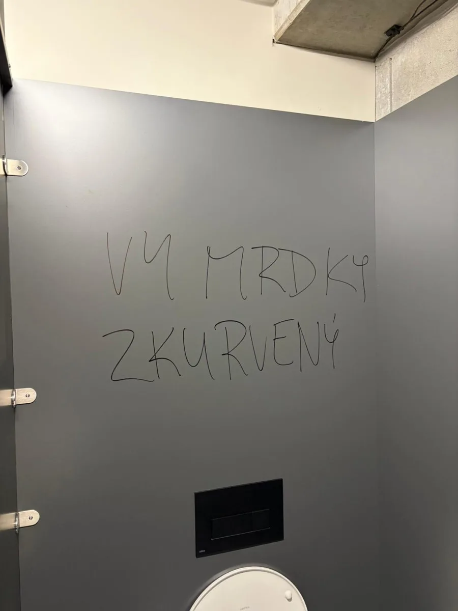 FOTO: Smutná dohra derby v Jihlavě. Fanoušci Třebíče zničili záchody v Horácké aréně. Foto: Se svolením Horácké arény