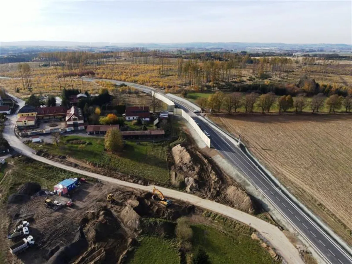 Mezi Jihlavou a Žďárem přibyl obchvat Rytířska. Má dvě protihlukové stěny