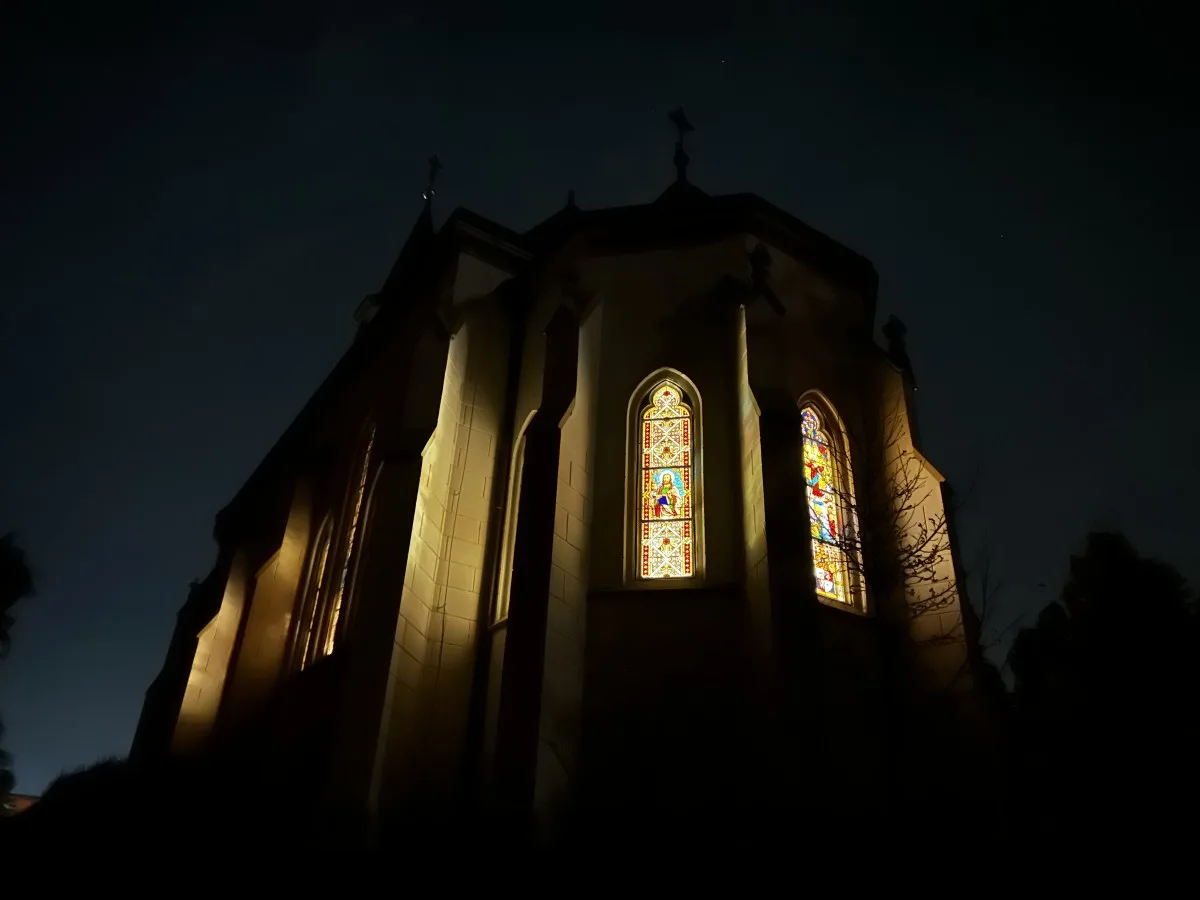VIDEO: Jihlavská kaple se večer otevřela veřejnosti. Prohlídka zajímala stovky lidí