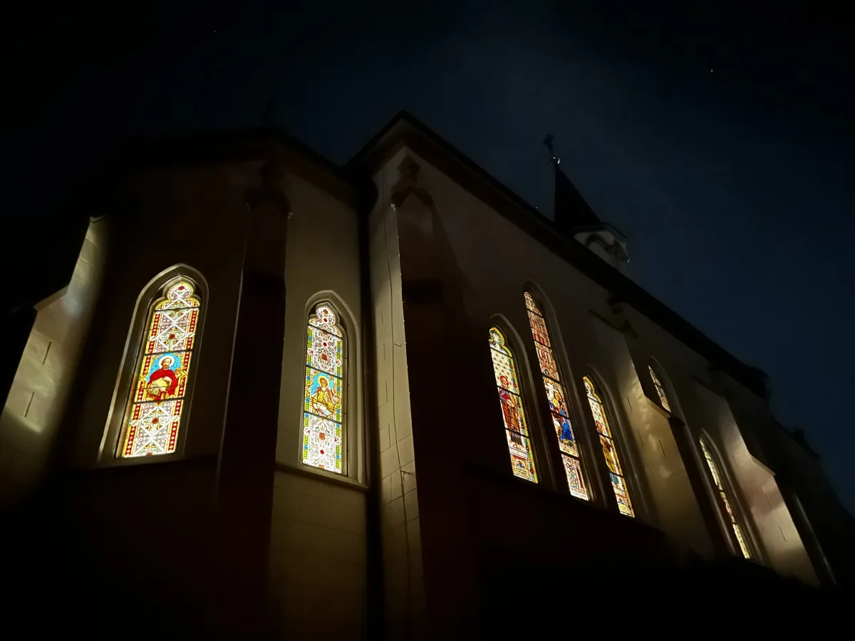 VIDEO: Jihlavská kaple se večer otevřela veřejnosti. Prohlídka zajímala stovky lidí