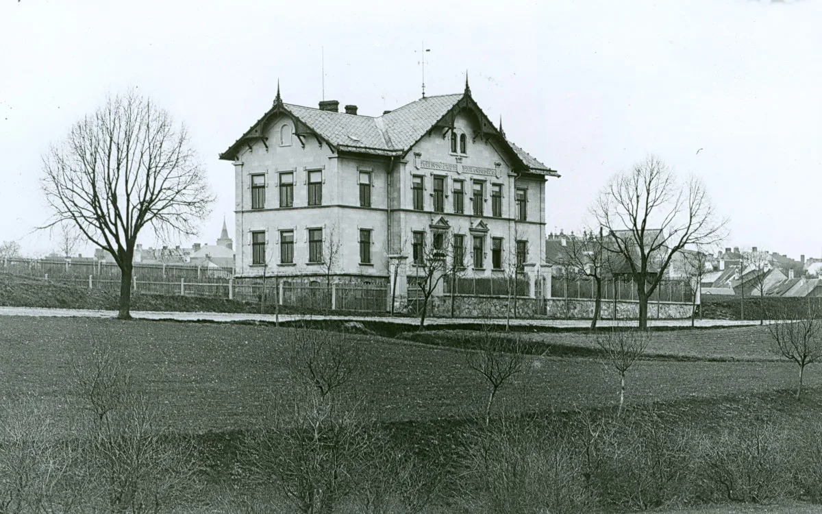 Německá odborná škola hospodářská v Telečské ulici. Nejstarší dochovaný snímek s upraveným políčkem před školou. Foto: Poskytl Stanislav Jelínek