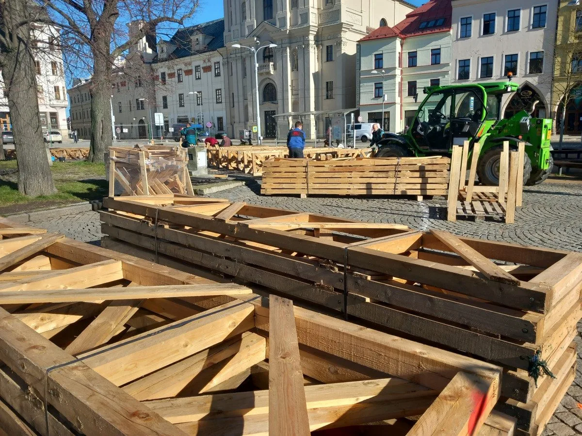 FOTO: Na jihlavském náměstí staví konstrukci pro kluziště. Bruslení bude zdarma