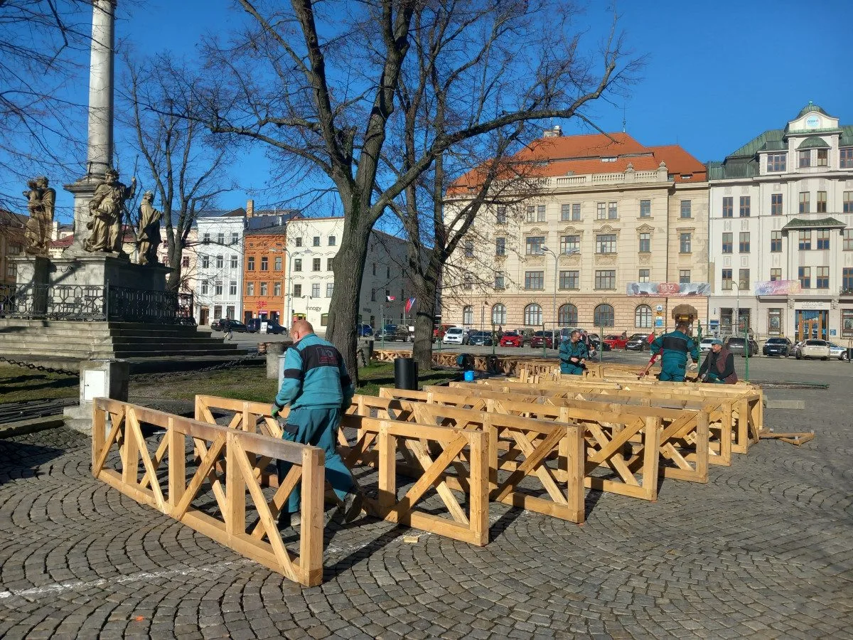 FOTO: Na jihlavském náměstí staví konstrukci pro kluziště. Bruslení bude zdarma