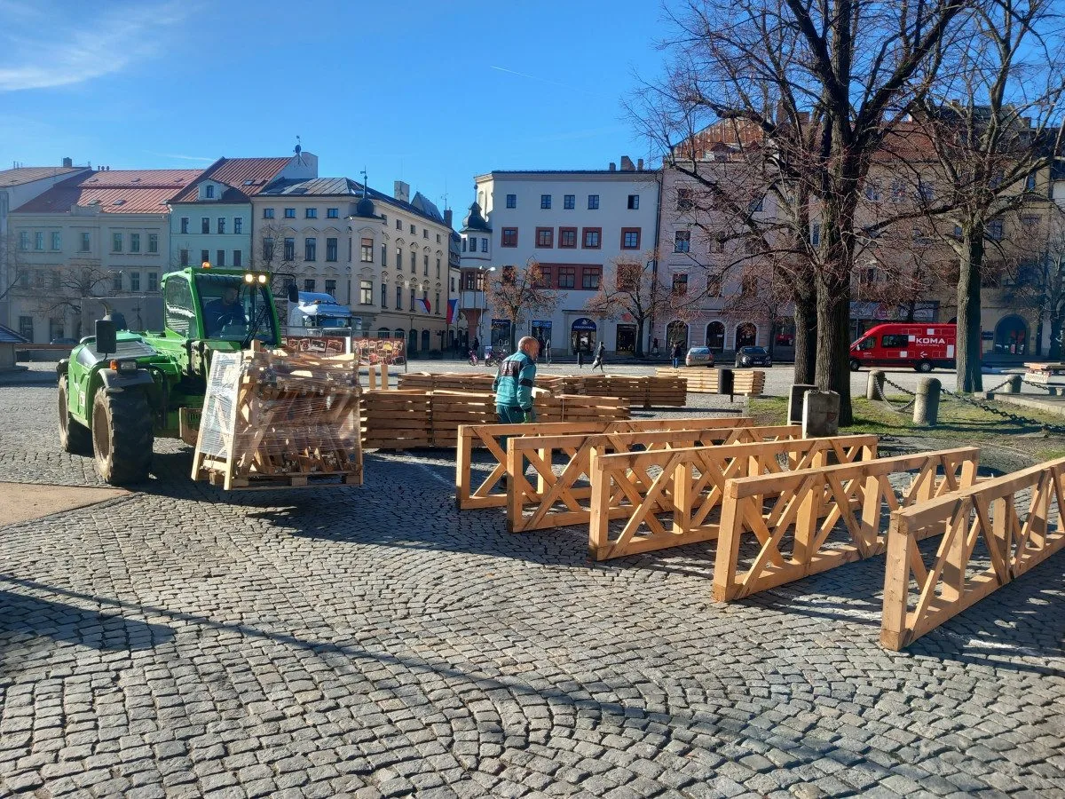 FOTO: Na jihlavském náměstí staví konstrukci pro kluziště. Bruslení bude zdarma