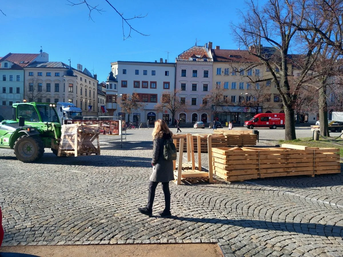 FOTO: Na jihlavském náměstí staví konstrukci pro kluziště. Bruslení bude zdarma