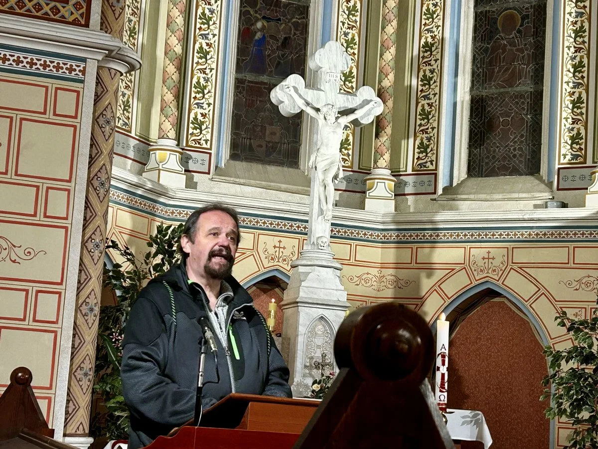 Petr Chytil při komentované prohlídce kaple na jihlavském ústředním hřbitově