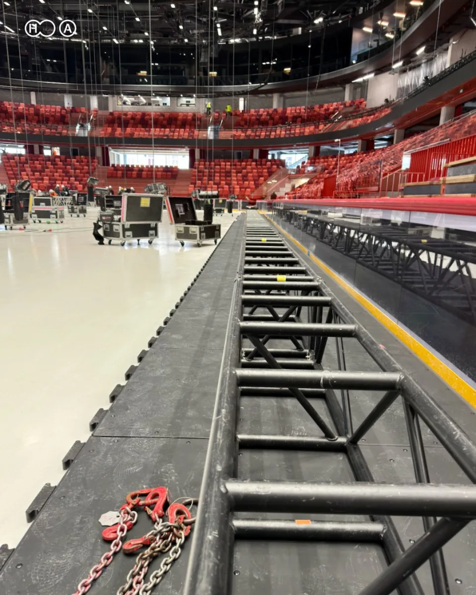 FOTO: Horácká aréna se chystá na sobotní show. Do města má přinést 50 miliard korun
