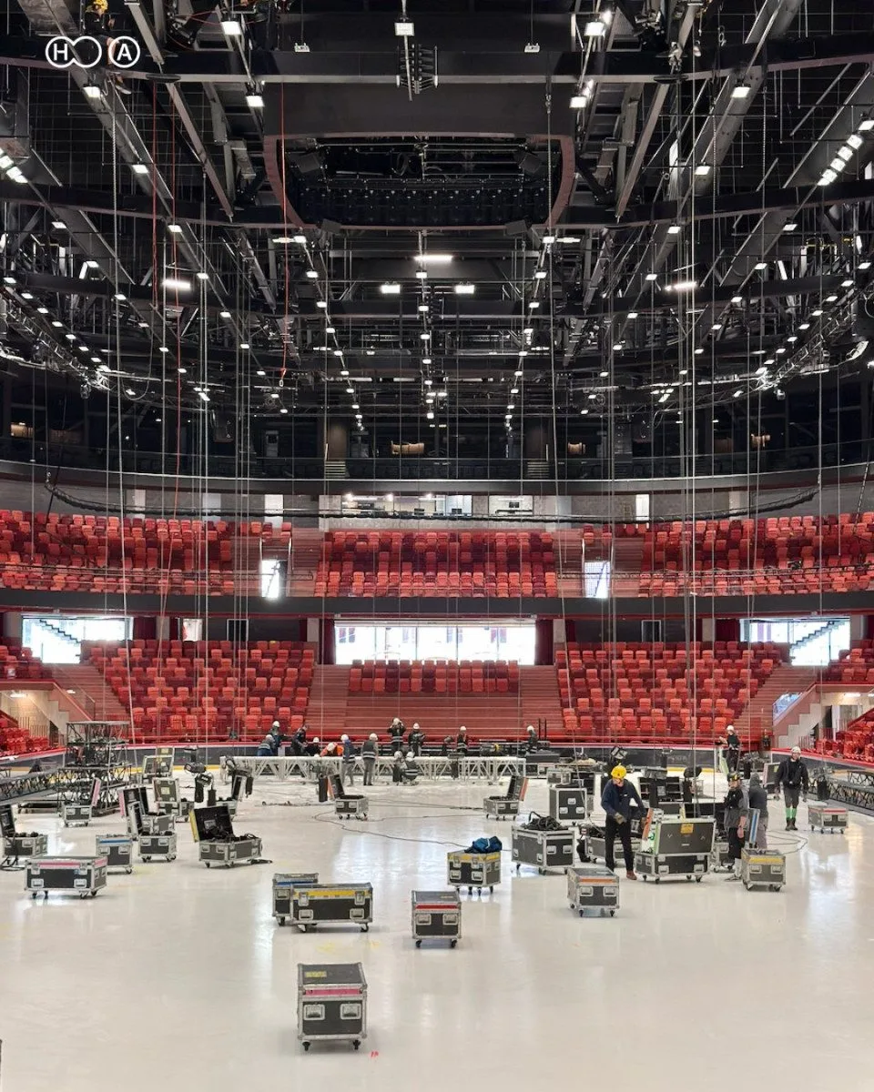 FOTO: Horácká aréna se chystá na sobotní show. Do města má přinést 50 miliard korun