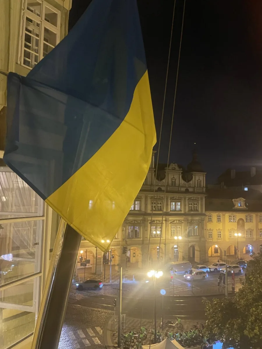 Okamura sundal vlajku Ukrajiny z budovy Sněmovny, Piráti, ODS i STAN už vyvěsili svoje