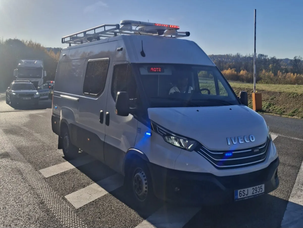 Policisté na dálnici sledovali řidiče kamionů, zastavili i ženu bez pod vlivem drog