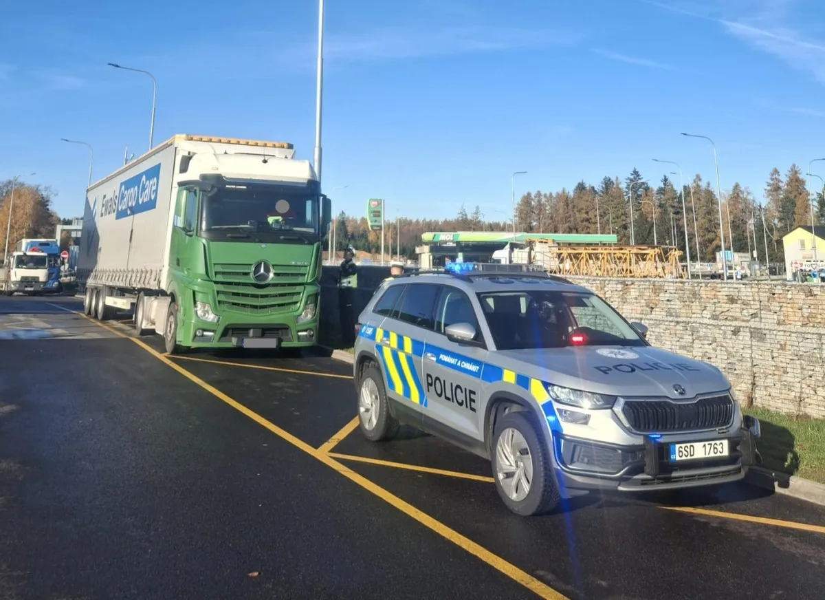 Policisté na dálnici sledovali řidiče kamionů, zastavili i ženu bez pod vlivem drog
