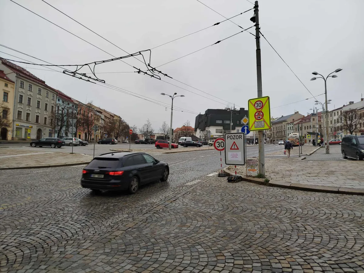 Pozor v centru Jihlavy. Masarykovo náměstí nemá být od dnešního dne zase průjezdné