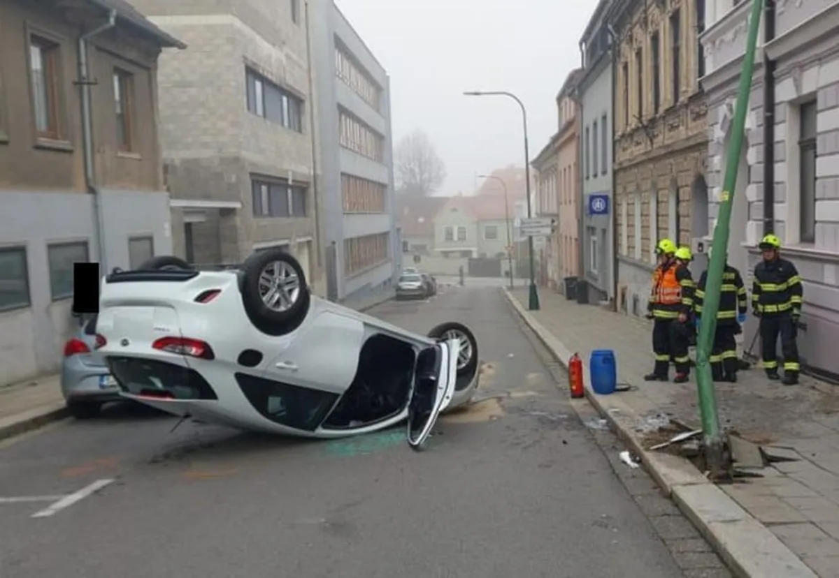 V centru Třebíče ráno skončilo auto na střeše, řidič i jeho spolujezdec se zranili. Foto: Se svolením Policie ČR