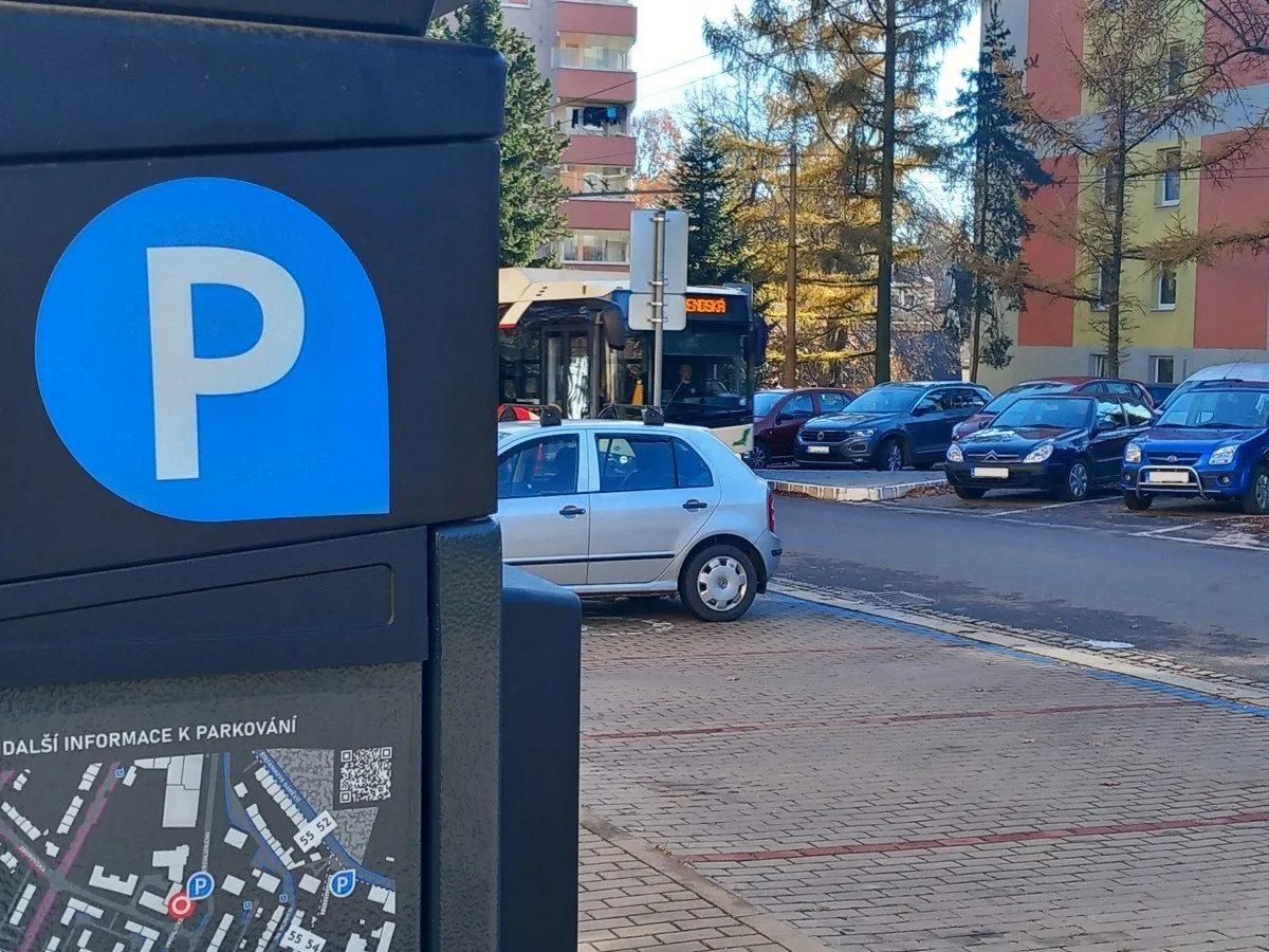 Parkování v Jihlavě XXI: Ve Vrchlického už se opět dá zaparkovat. Díky modrým zónám