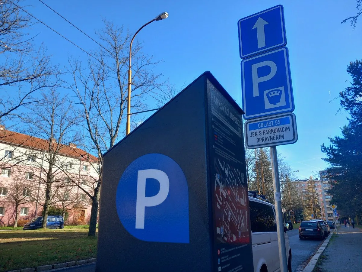 Parkování v Jihlavě XXI: Ve Vrchlického už se opět dá zaparkovat. Díky modrým zónám