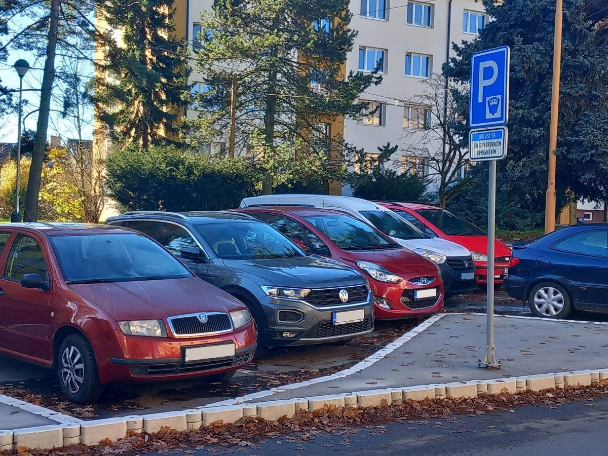 Parkování v Jihlavě XXI: Ve Vrchlického už se opět dá zaparkovat. Díky modrým zónám