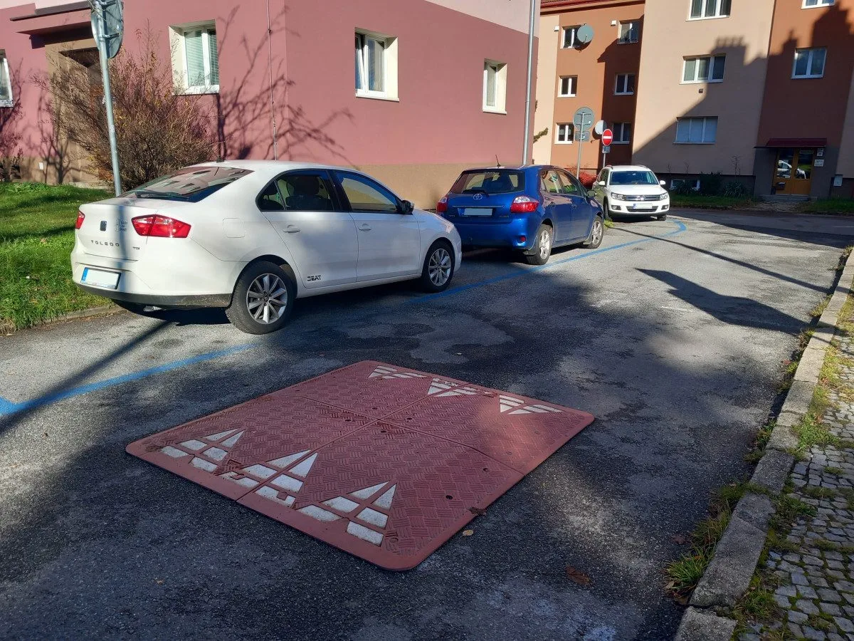 Parkování v Jihlavě XXI: Ve Vrchlického už se opět dá zaparkovat. Díky modrým zónám