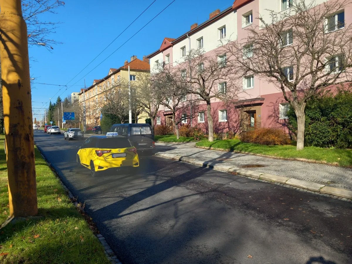 Parkování v Jihlavě XXI: Ve Vrchlického už se opět dá zaparkovat. Díky modrým zónám