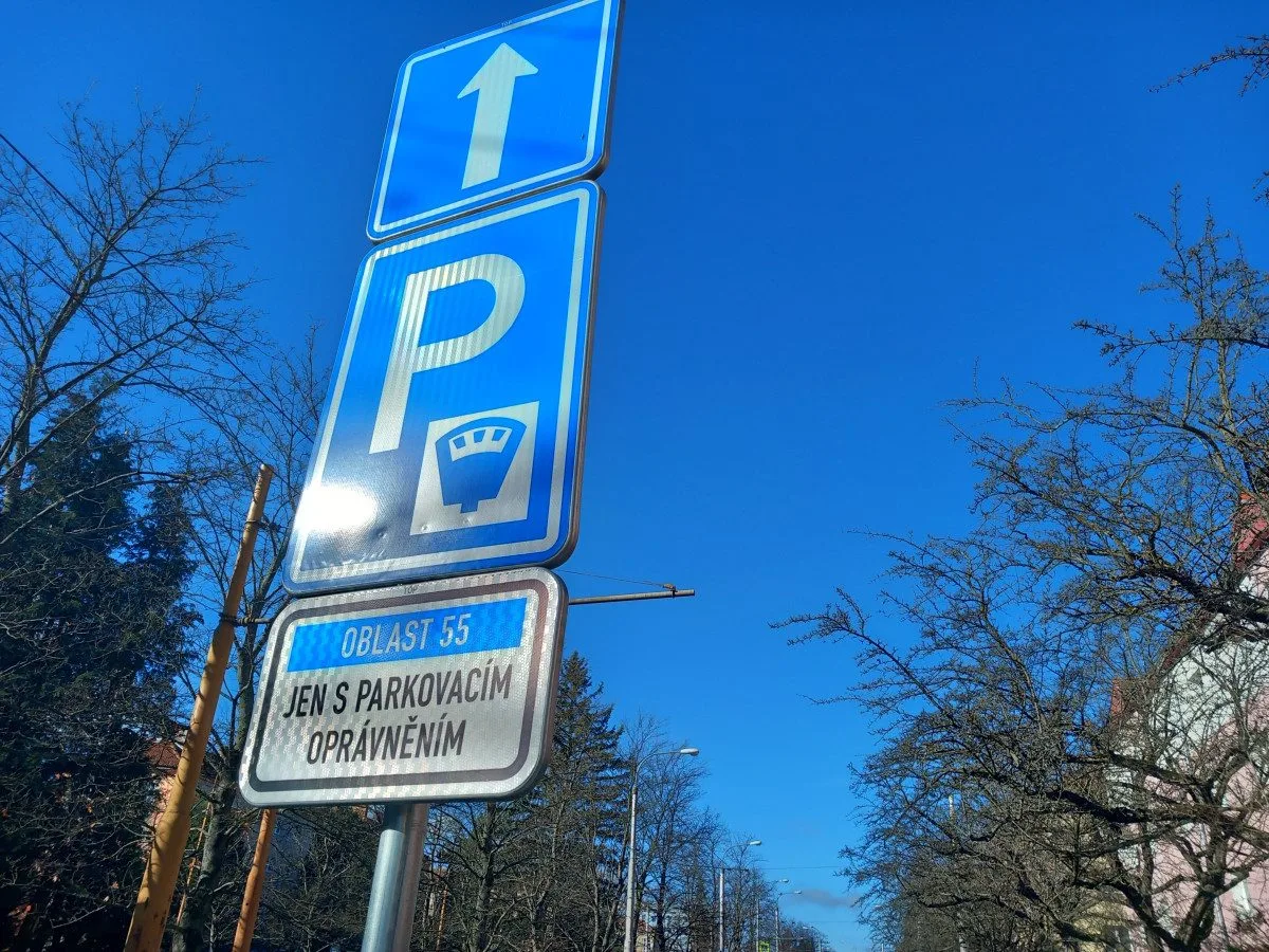 Parkování v Jihlavě XXI: Ve Vrchlického už se opět dá zaparkovat. Díky modrým zónám