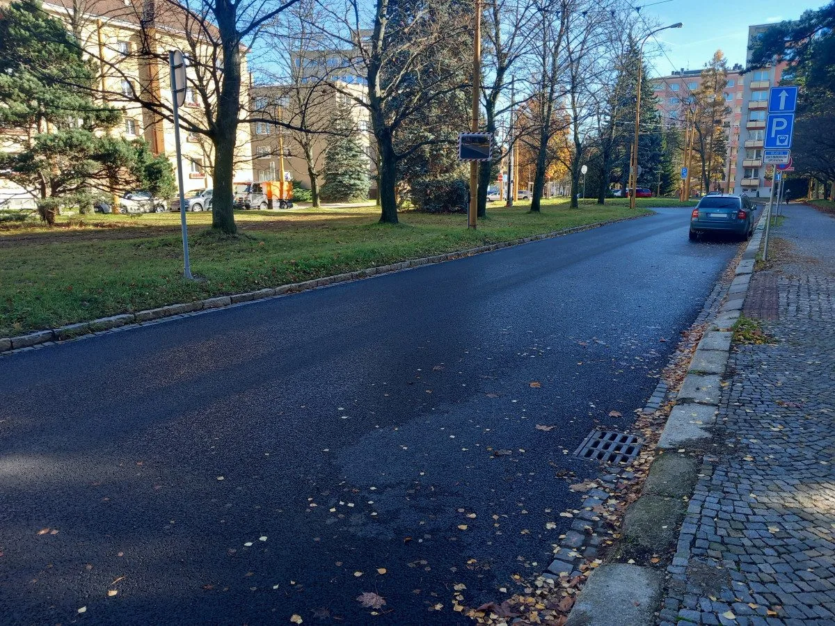 Parkování v Jihlavě XXI: Ve Vrchlického už se opět dá zaparkovat. Díky modrým zónám