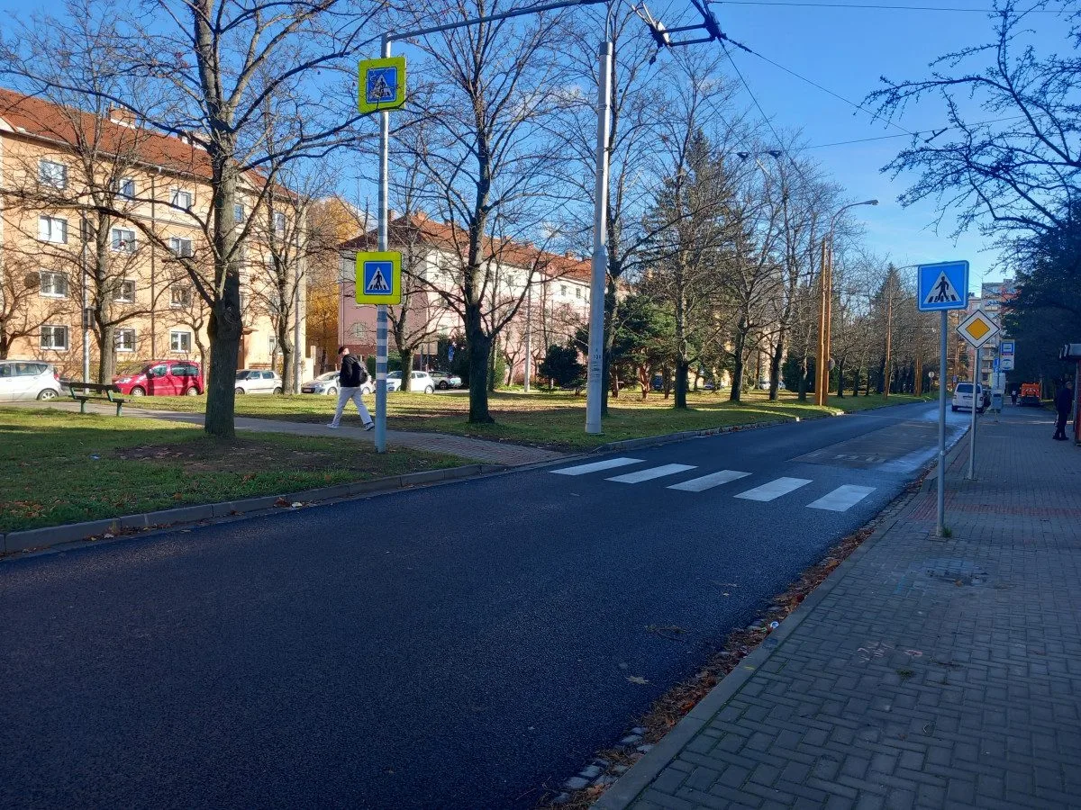 Parkování v Jihlavě XXI: Ve Vrchlického už se opět dá zaparkovat. Díky modrým zónám