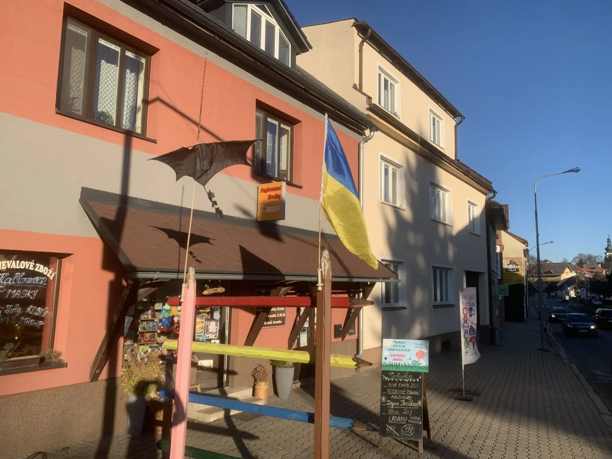Ukrajinská vlajka u novoměstského obchodu vyvolává na sociálních sítích velké emoce. Foto: Papír-hračky NMNM