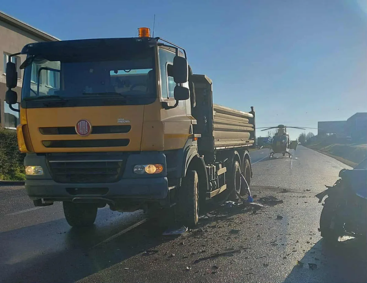 U nehody ve Velkém Meziříčí zasahovaly dva vrtulníky. Řidič auta přesto zemřel. Foto: Se svolením Policie ČR