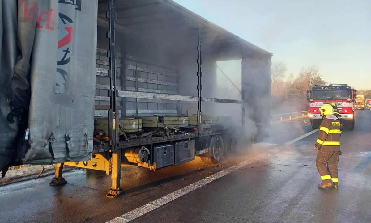 Dálnice na Brno byla ráno uzavřená, nyní se jezdí levým pruhem. Hořel tam návěs. Foto: Se svolením Policie ČR