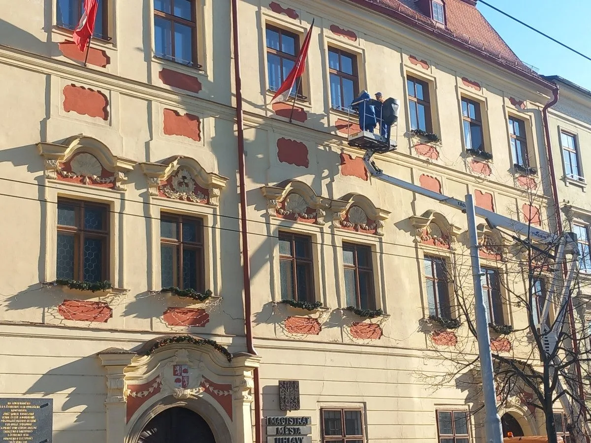 FOTO: Na náměstí v Jihlavě je vánoční strom, svítící ježci na lampách zatím chybí