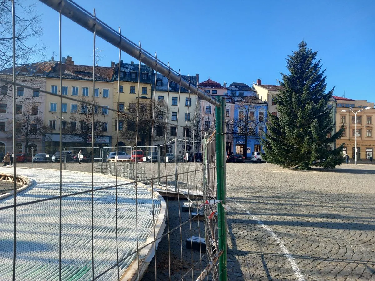 FOTO: Na náměstí v Jihlavě je vánoční strom, svítící ježci na lampách zatím chybí