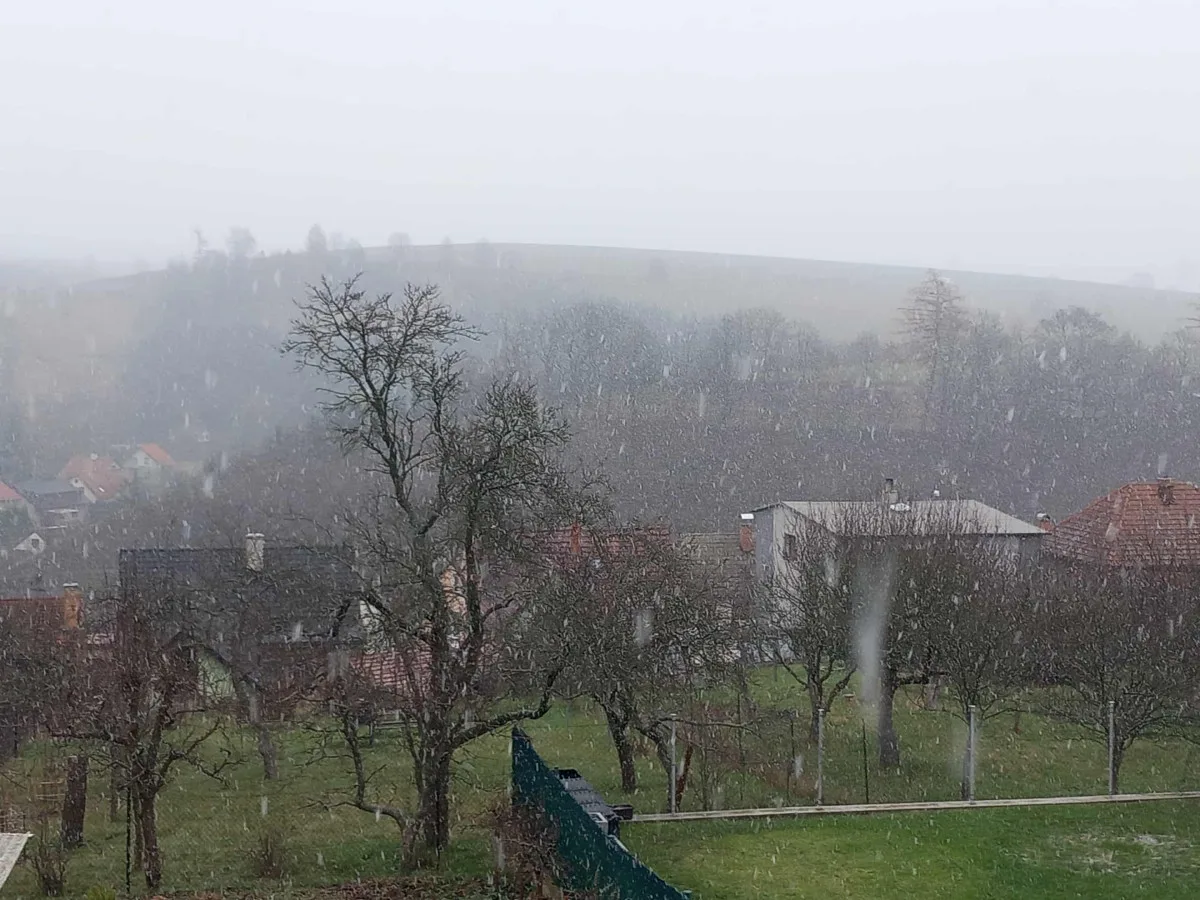 První sníh letošní zimy. Jihlavsko zažilo dnes dopoledne sněhovou vánici
