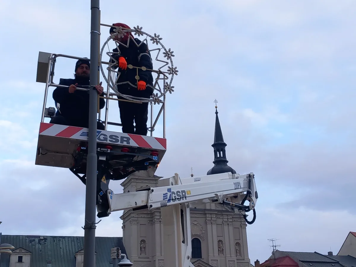 FOTO: Novinka v centru Jihlavy. Na lampách jsou první z padesátky ježků
