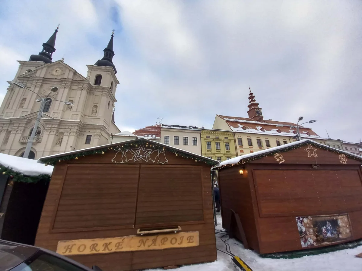 Přípravy na zahájení adventu v Jihlavě jdou do finále. Podívejte se na náměstí