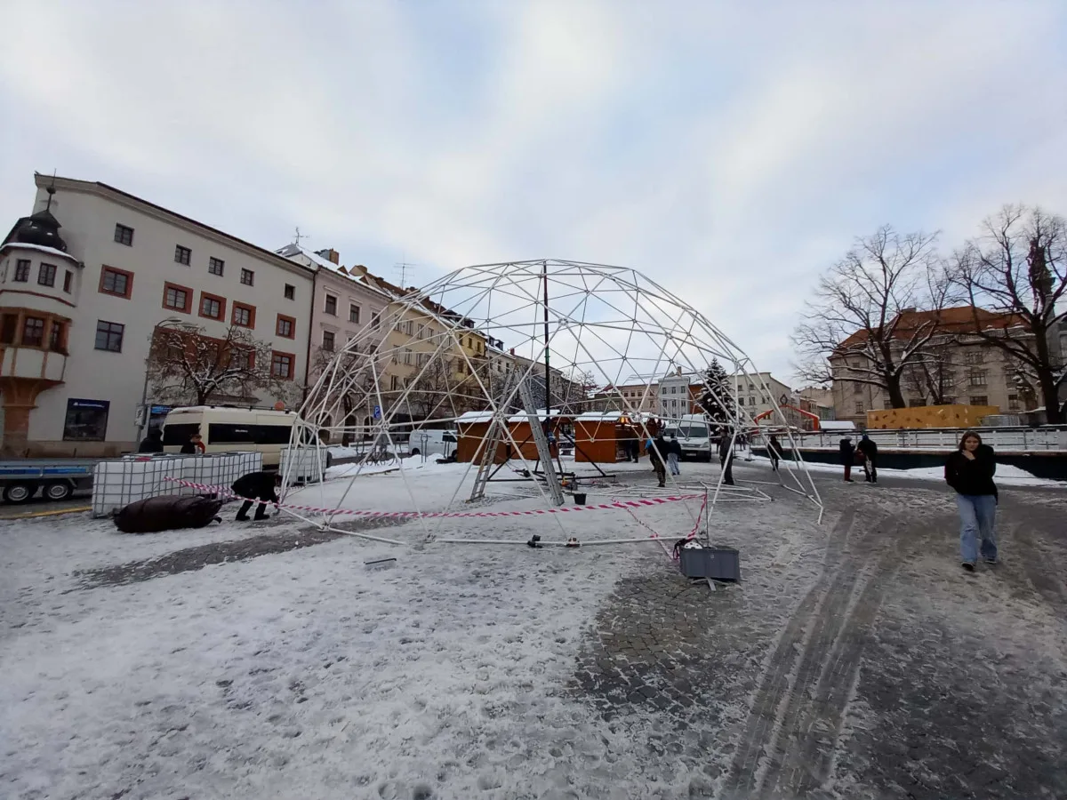 Přípravy na zahájení adventu v Jihlavě jdou do finále. Podívejte se na náměstí