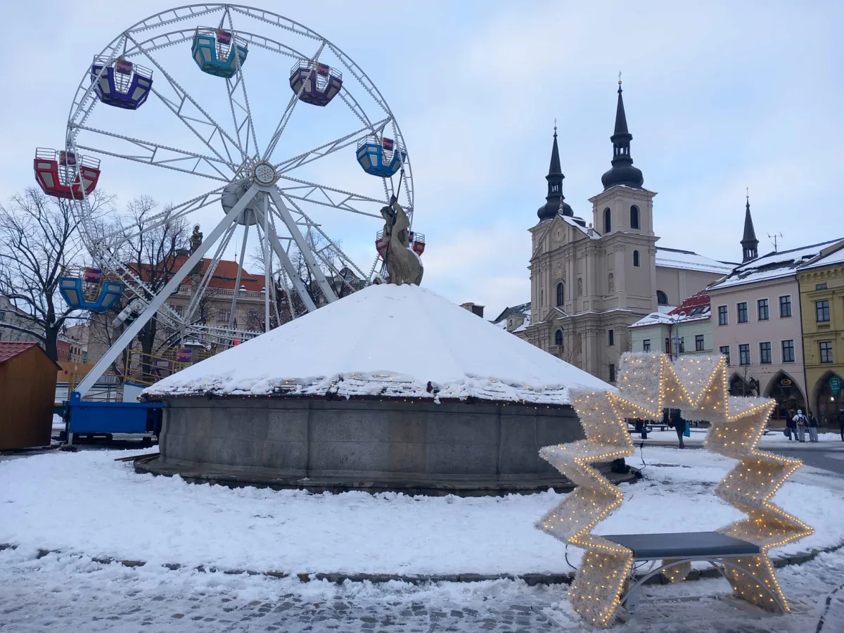 Přípravy na zahájení adventu v Jihlavě jdou do finále. Podívejte se na náměstí